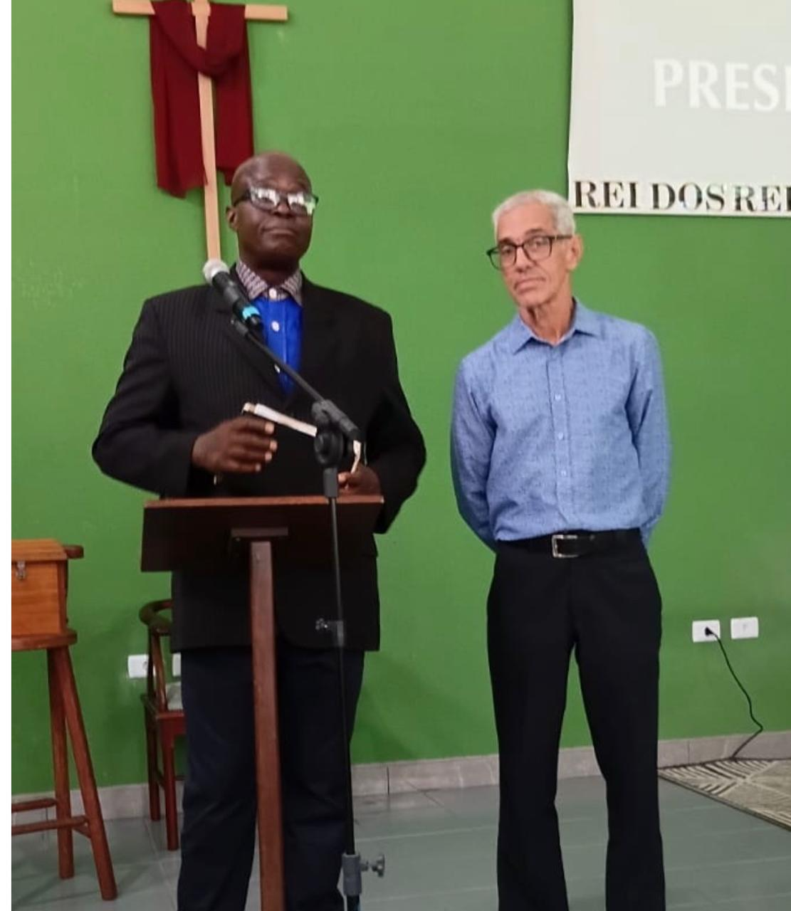 Rev. Antônio Bento ao púlpito durante o encontro missionário