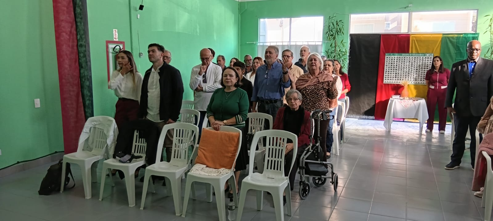 Irmãos em pé durante o culto missionário