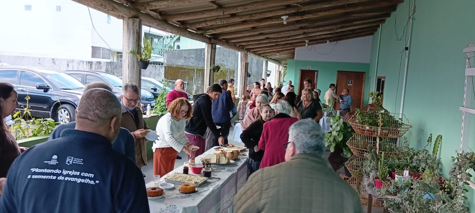Confraternização após o encontro missionário