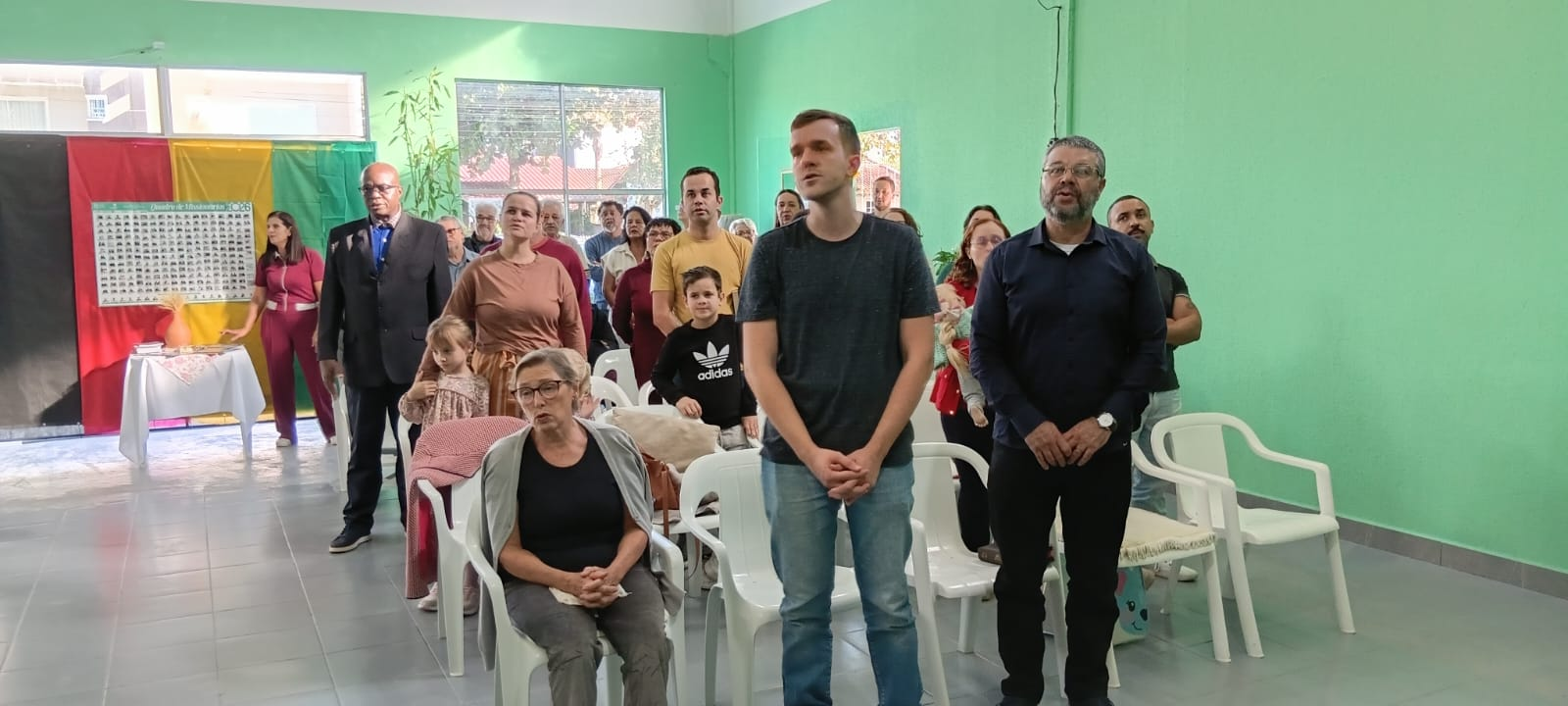 Congregação reunida em adoração