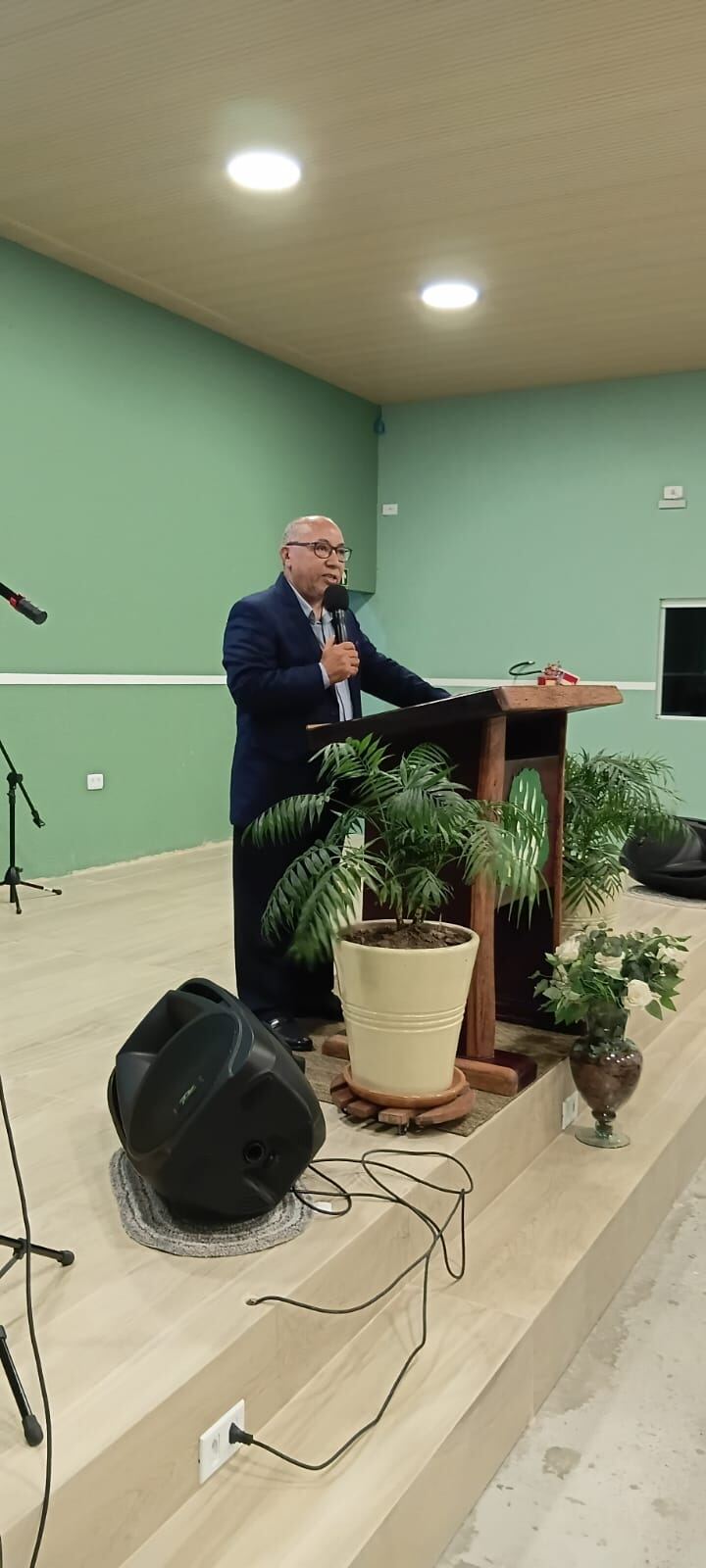 Pastor Eulino Souza pregando ao púlpito