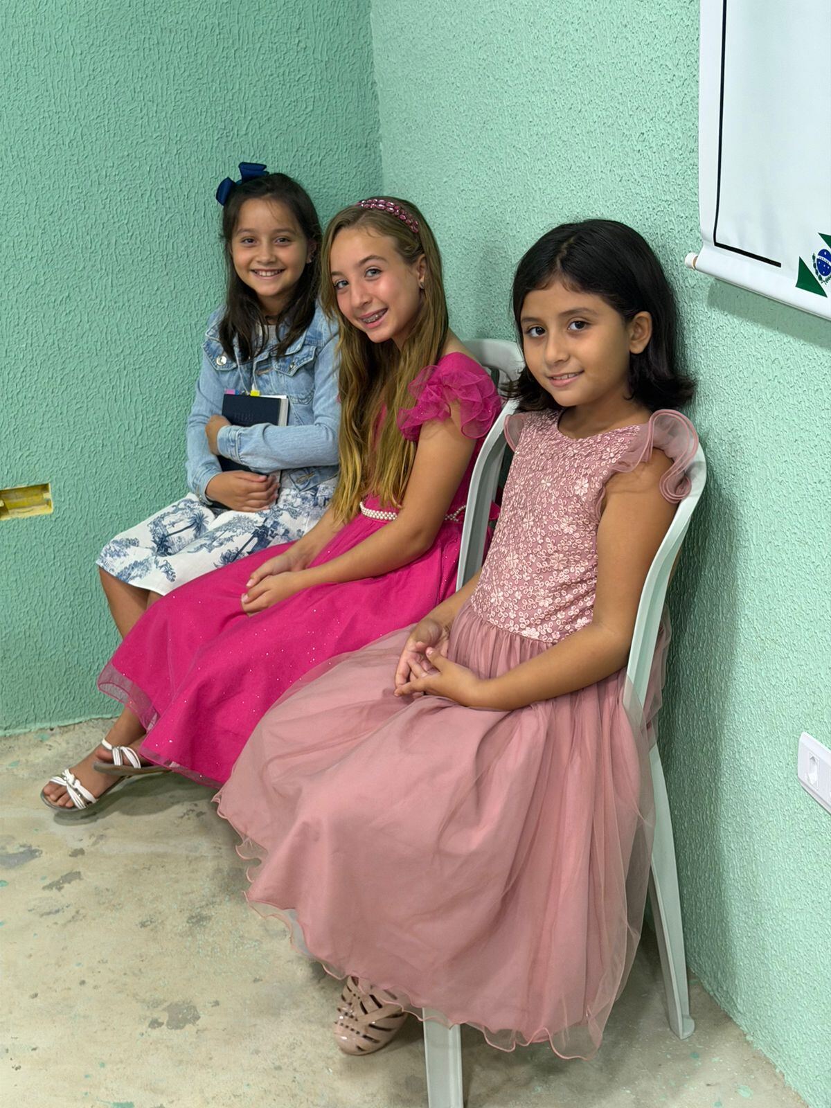 Crianças da igreja sorrindo durante a celebração