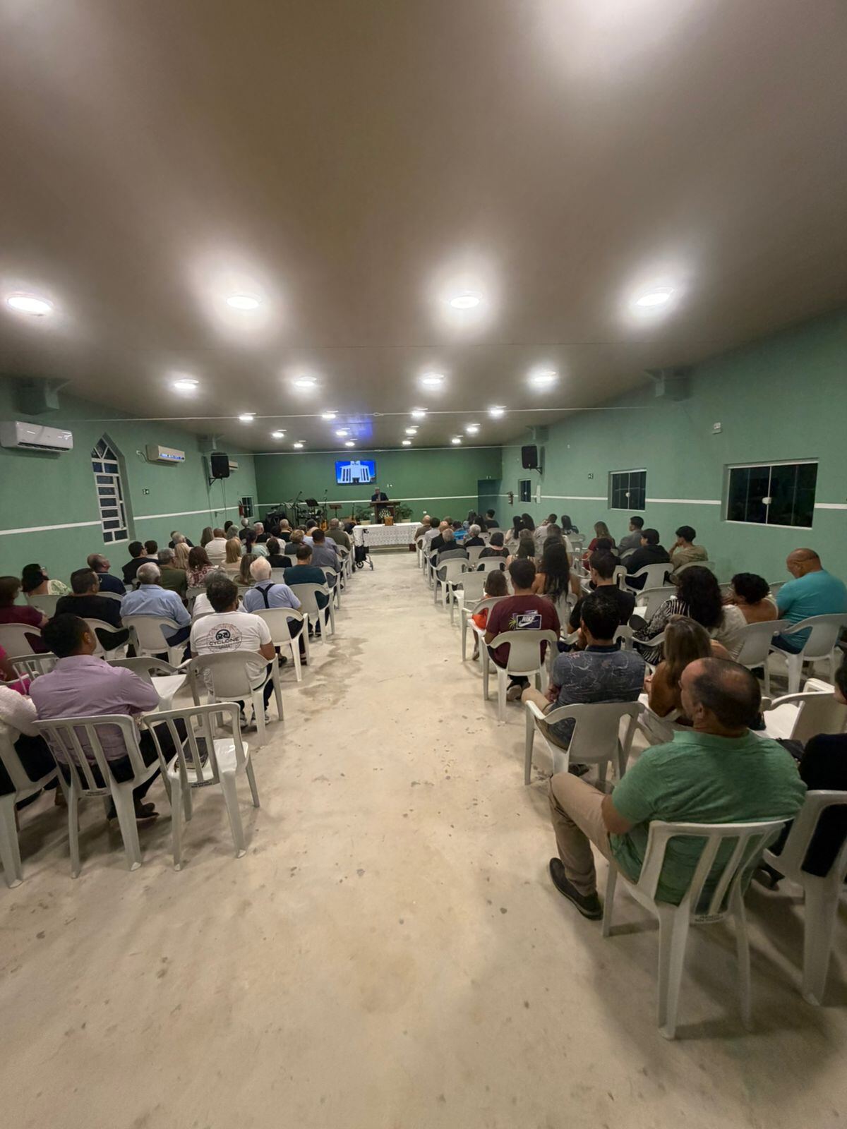 Vista geral do templo durante a pregação do culto comemorativo