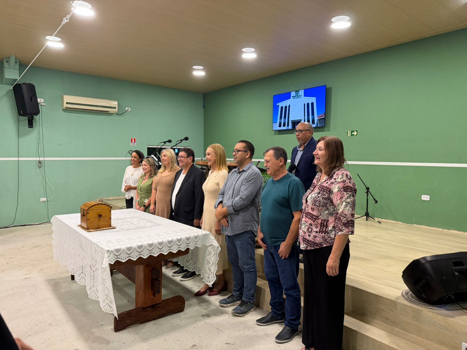 Liderança e convidados reunidos ao altar no encerramento do culto