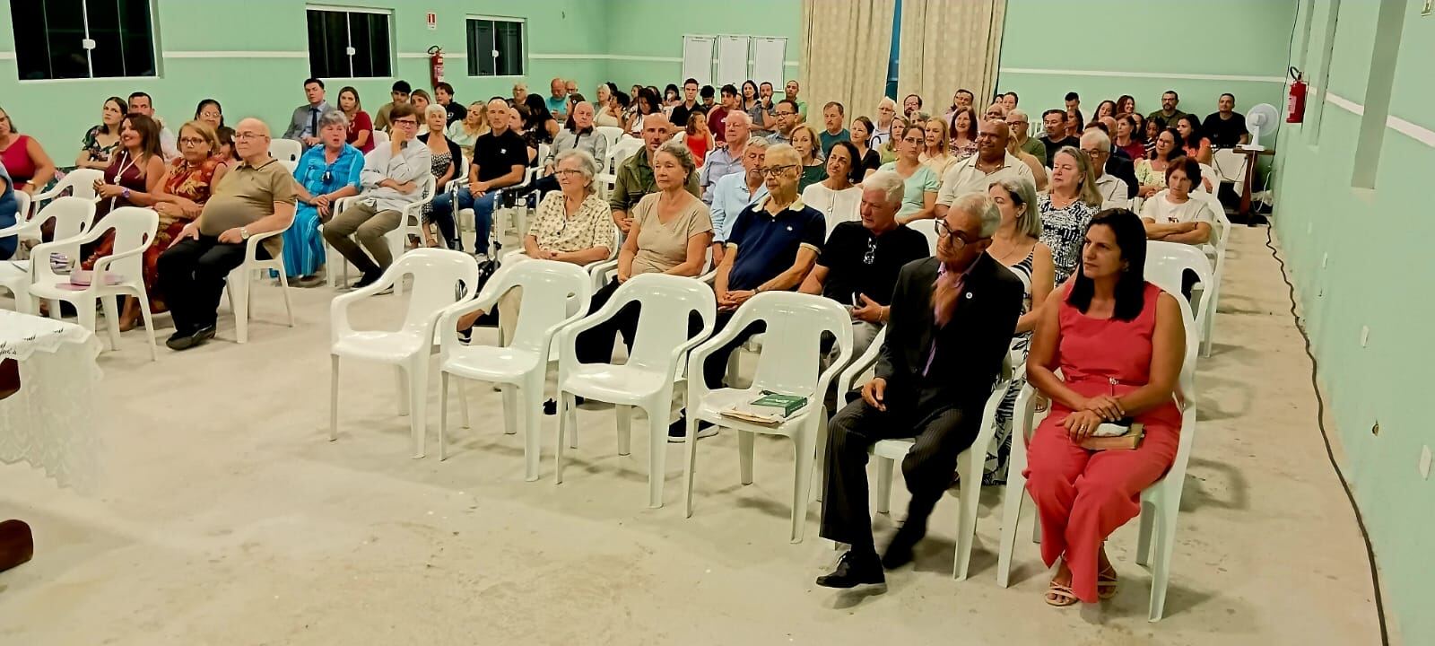 Congregação reunida no culto comemorativo