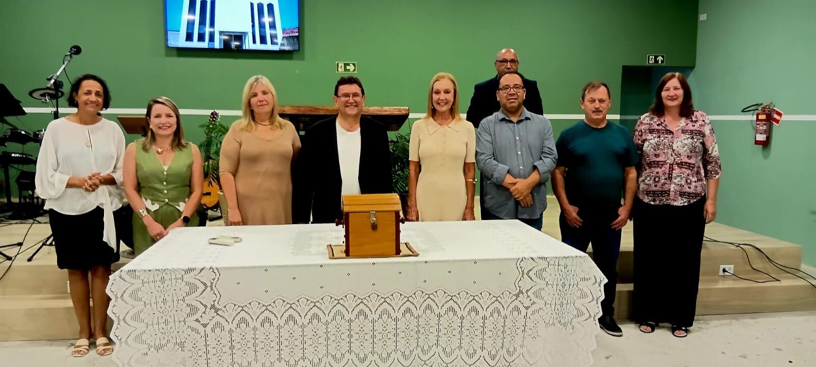 Liderança da igreja reunida ao altar
