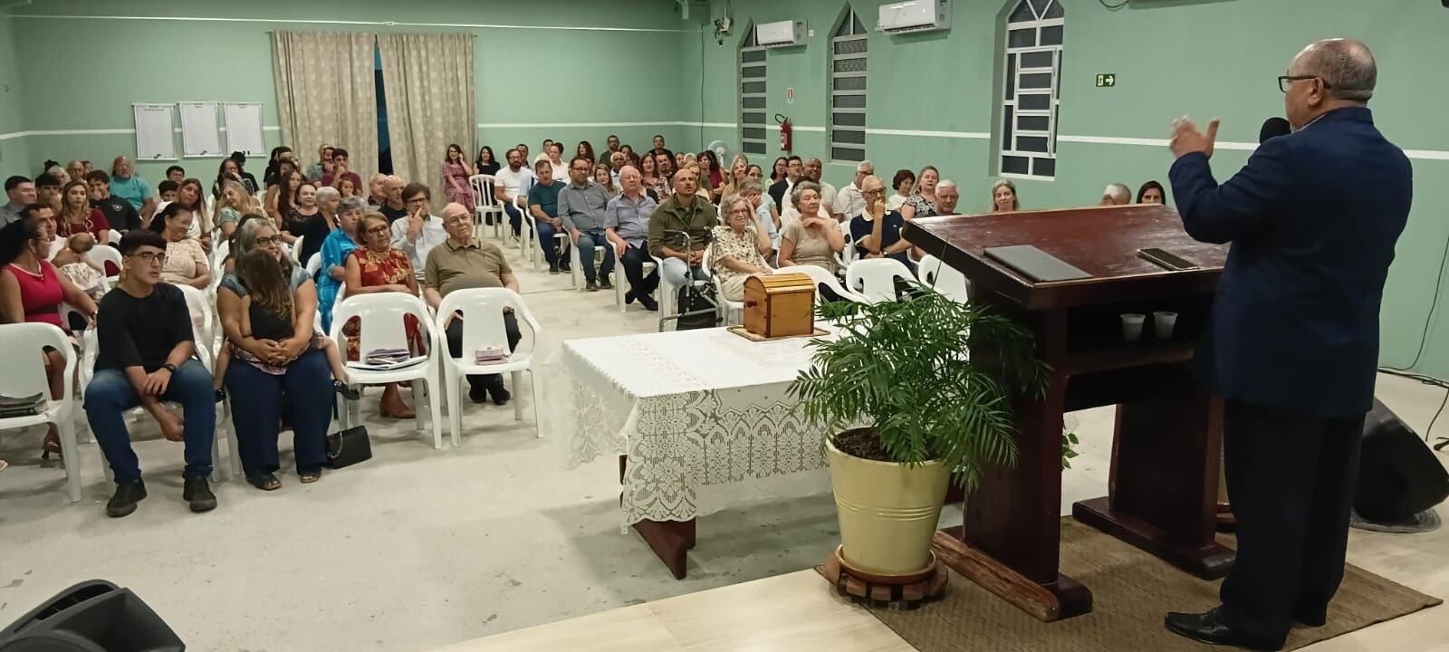 Pastor pregando durante o culto de gratidão dos 15 anos da IPB Guaratuba