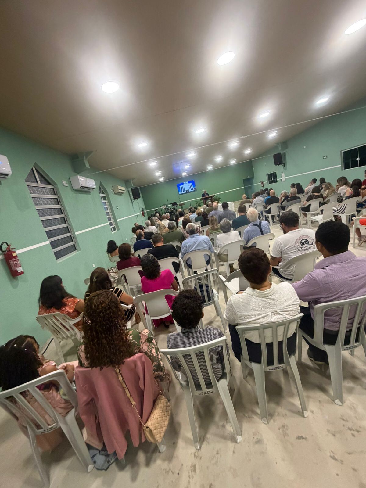 Irmãos atentos durante a pregação