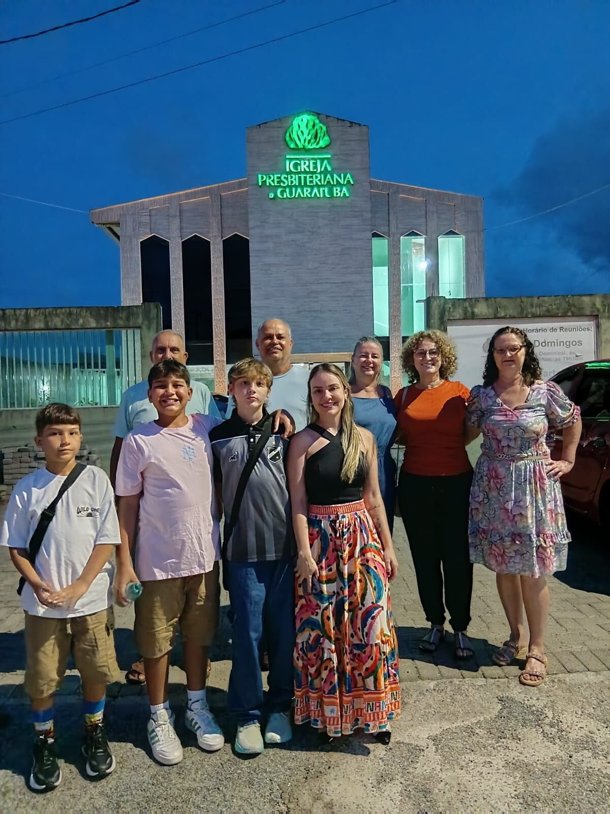 Heron e família reunidos em frente à Igreja Presbiteriana de Guaratuba