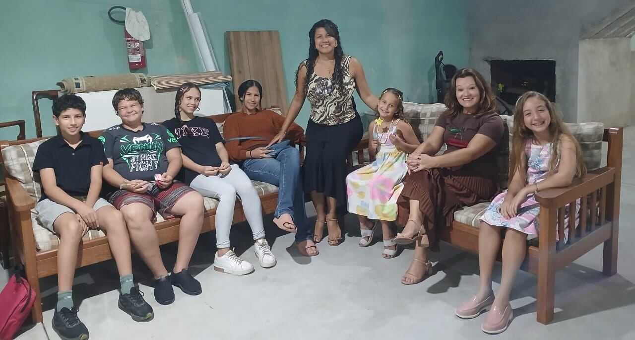 Jovens e adolescentes da IPB Guaratuba reunidos no salão de comunhão