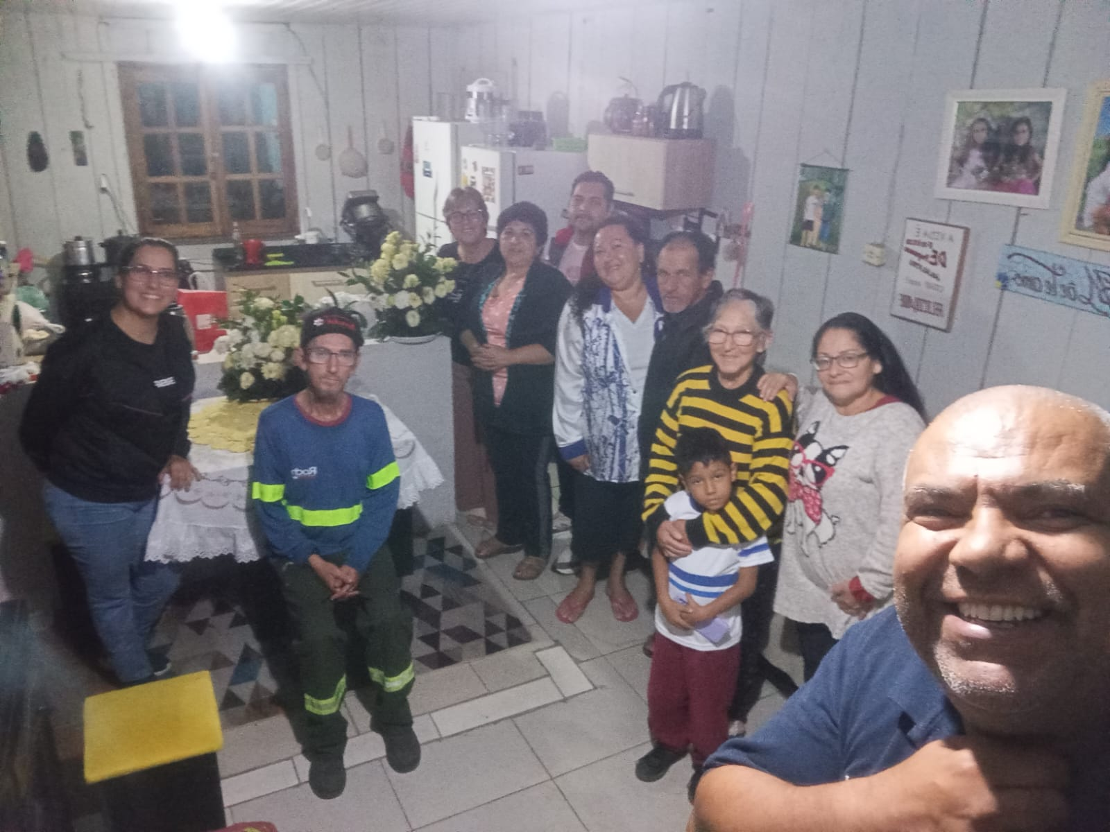 Irmãos reunidos em um lar para oração e estudo bíblico — registro 1