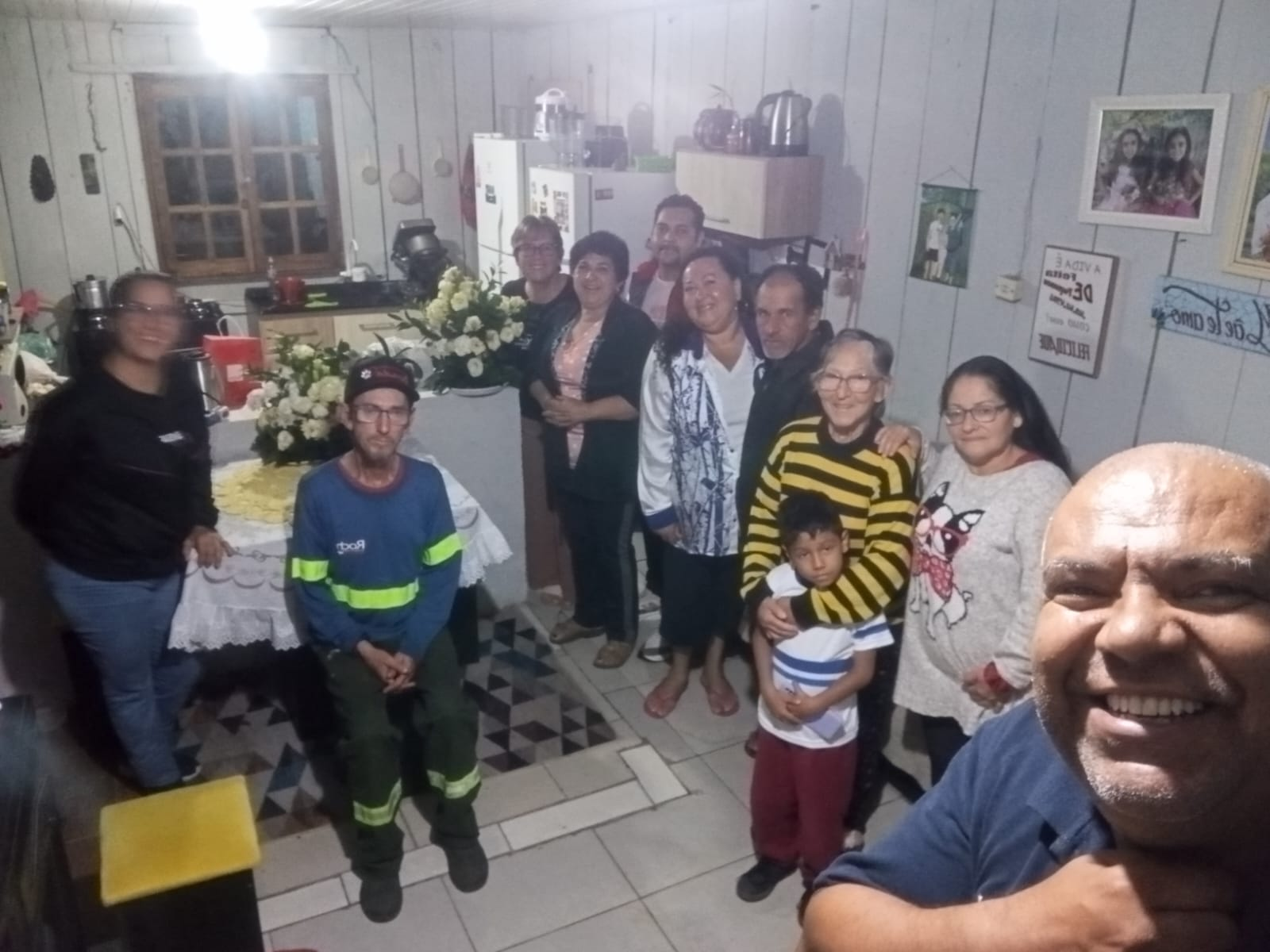 Irmãos reunidos em um lar para oração e estudo bíblico — registro 2