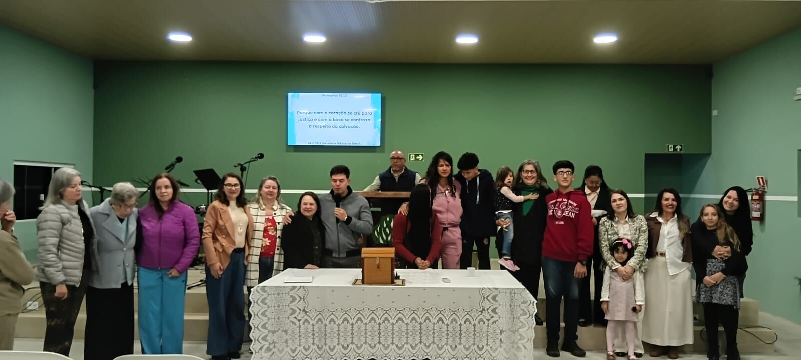 Mães da IPB Guaratuba reunidas ao altar durante a homenagem e oração de agradecimento