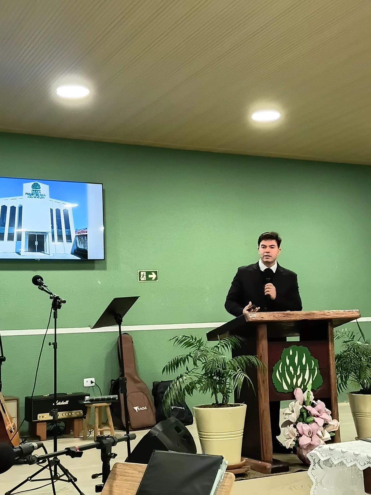 Rev. Maurício Frizzas Pinto pregando no púlpito da IPB Guaratuba