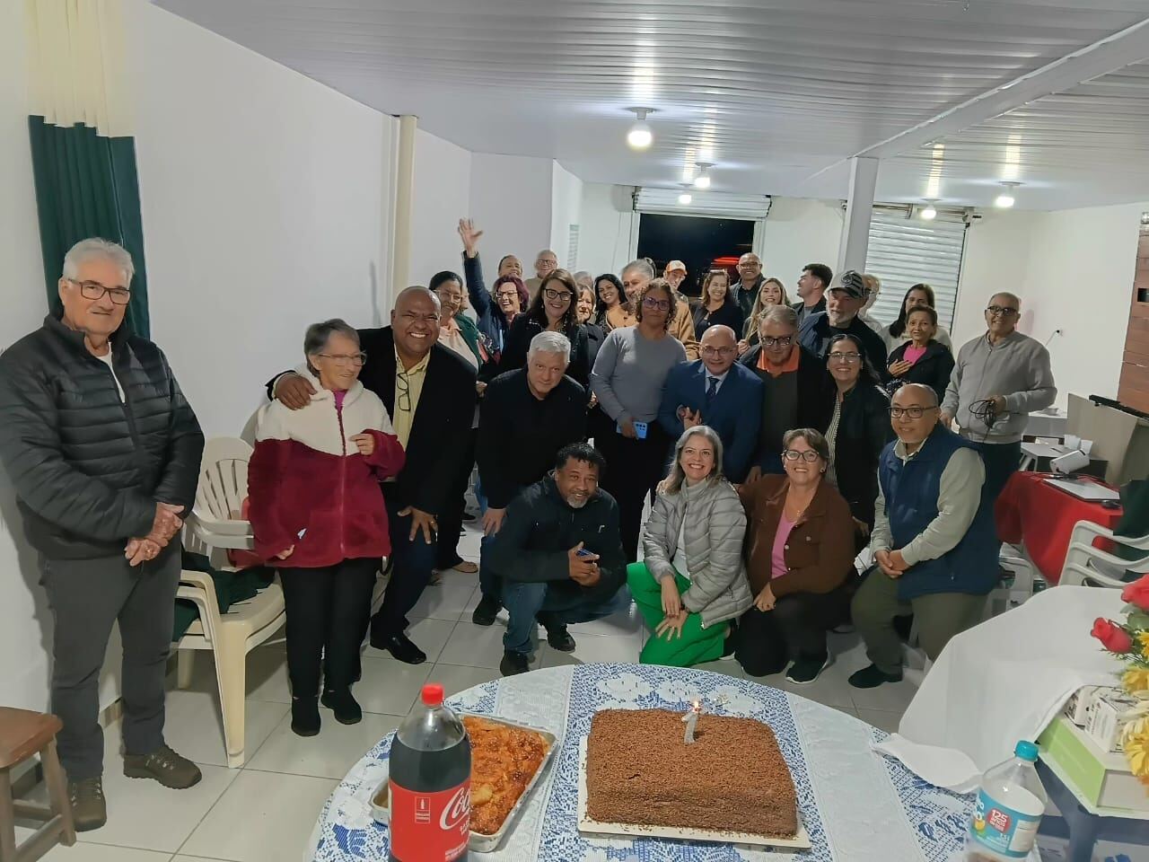 Irmãos da IPB de Pontal reunidos para foto comemorativa do aniversário