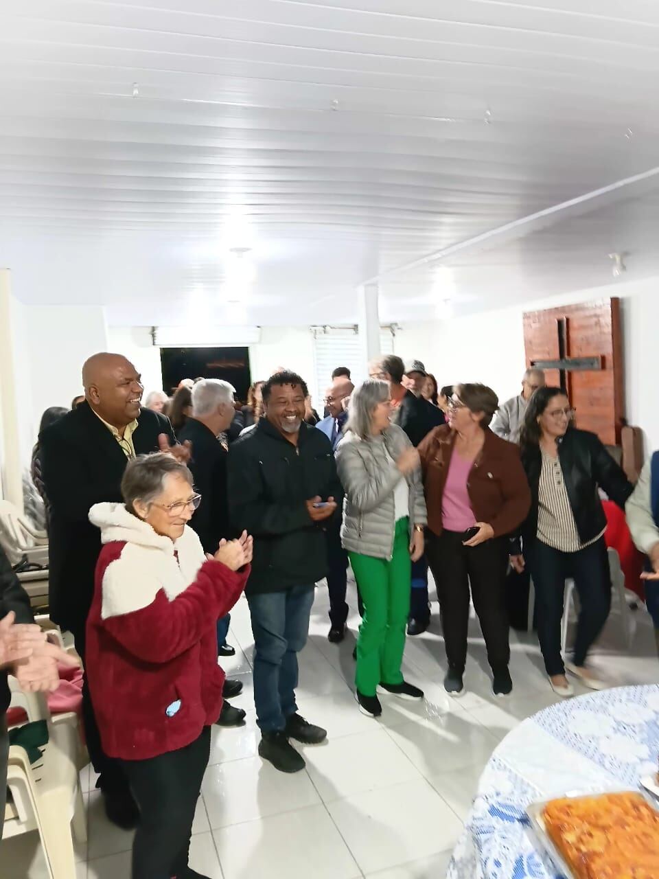 Irmãos cantando e batendo palmas em momento de louvor