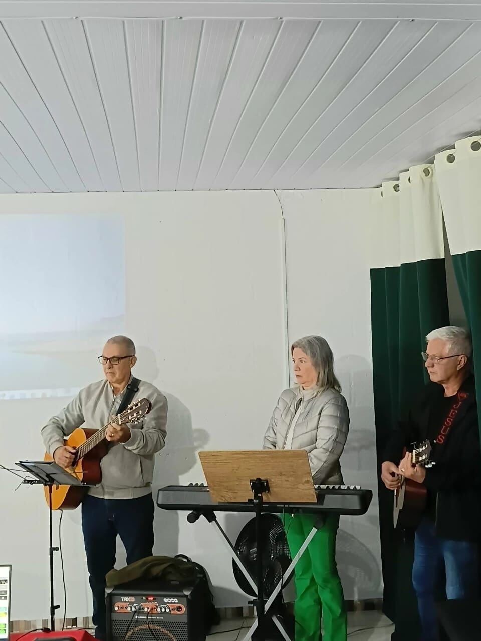 Ministério de louvor com violões e teclado conduzindo a celebração na IPB de Pontal