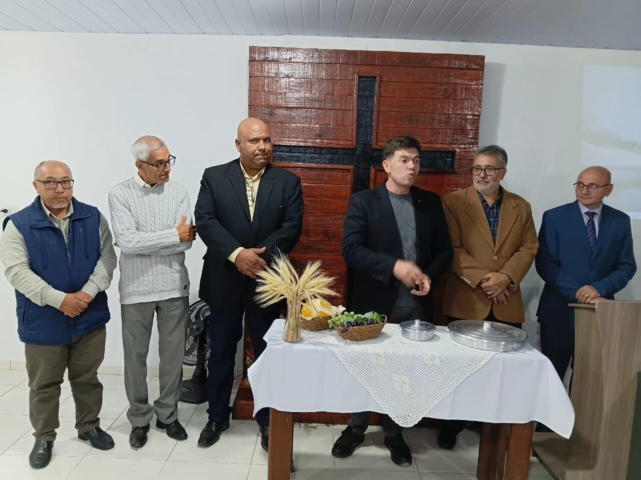 Reverendo Marivaldo Gouveia com pastores e presbíteros ao redor da mesa da Santa Ceia