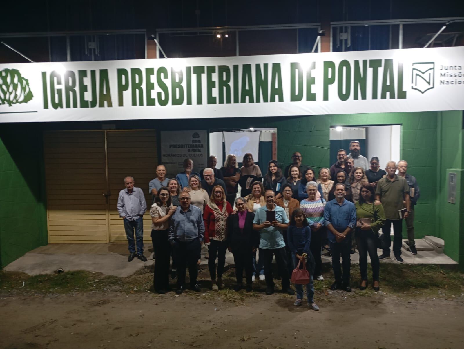 Congregação reunida em frente à fachada da Igreja Presbiteriana de Pontal no início dos trabalhos