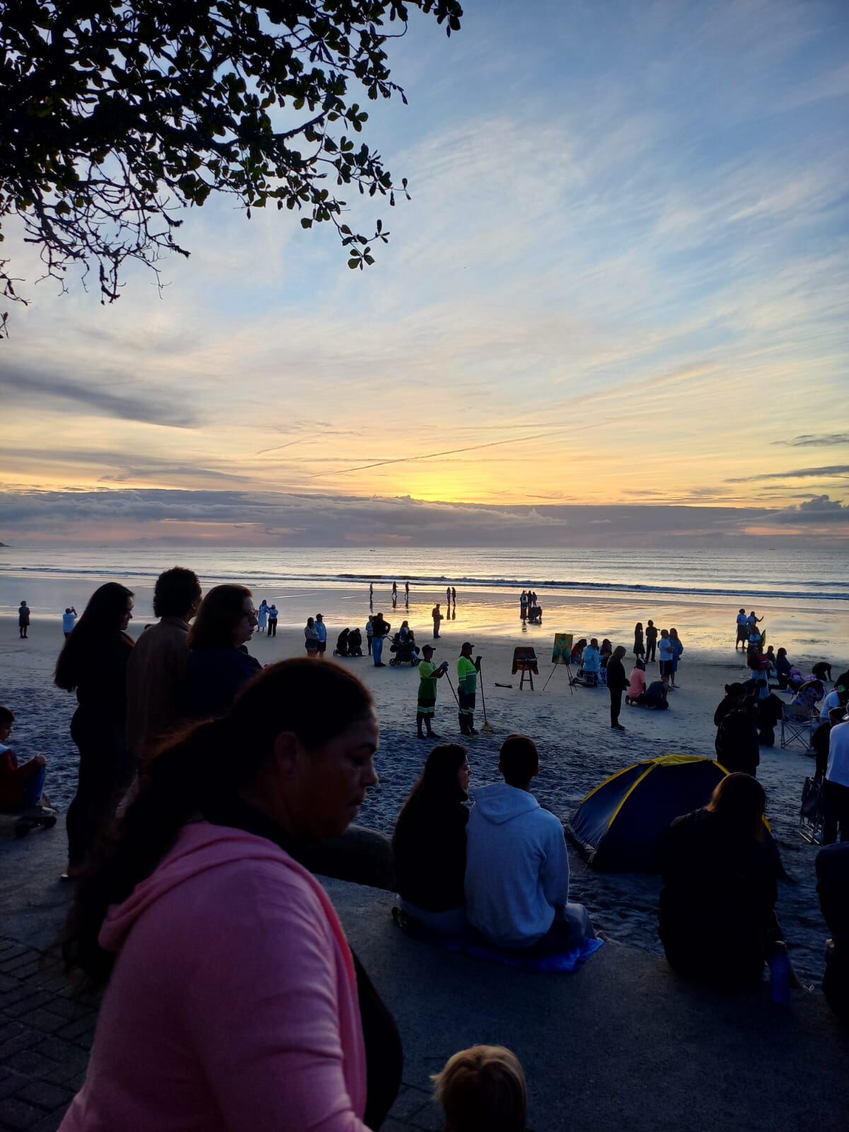 Vista do nascer do dia durante o encontro de oração na praia